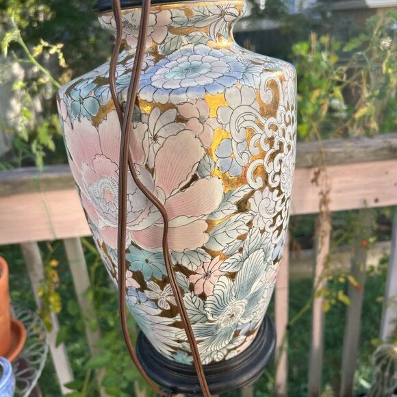 Hand painted floral on gold Asian cloisonne style chinoiserie lamp - Picture 15 of 16